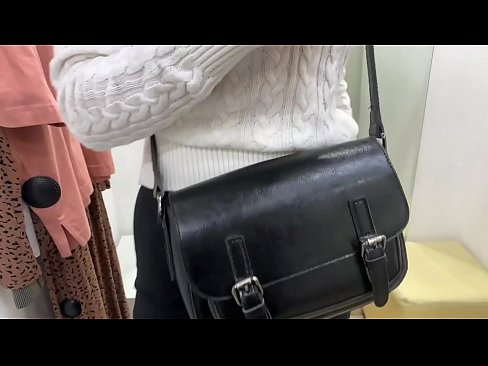 ❤️ Јавна мастурбација младе кучке ФералБерри са дилдом у соби за мерење Слутс код нас